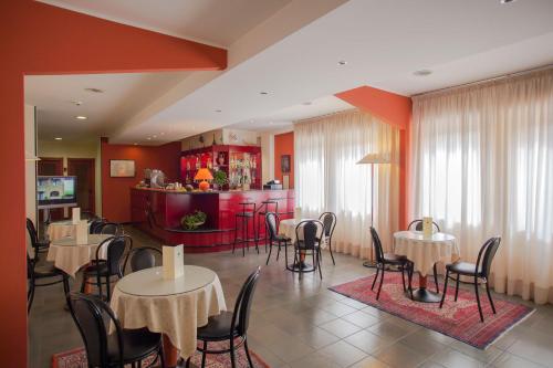 Shared lounge/TV area, Hotel Quadrifoglio in Cagliari