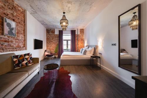 1 queen bed, 1 sofa bed