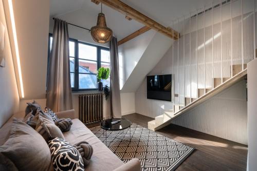 1 queen bed, 1 sofa bed