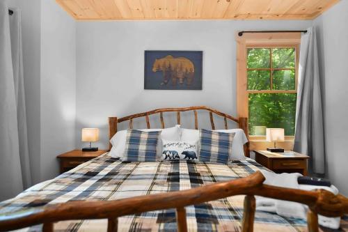 Blue Ridge Mountain Cabin Retreat with Hot Tub & Fire Pit in Blue Ridge, USA