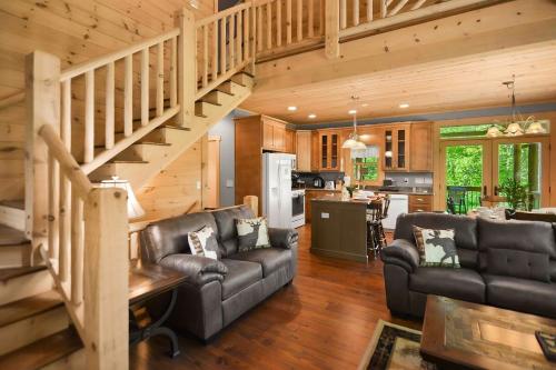 Blue Ridge Mountain Cabin Retreat with Hot Tub & Fire Pit in Blue Ridge, USA