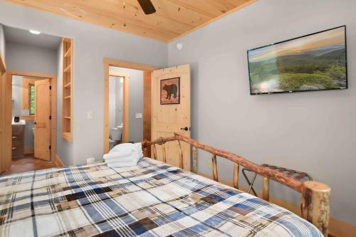 Blue Ridge Mountain Cabin Retreat with Hot Tub & Fire Pit in Blue Ridge, USA