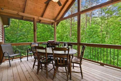 Blue Ridge Mountain Cabin Retreat with Hot Tub & Fire Pit in Blue Ridge, USA