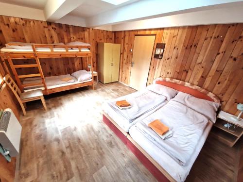 Viesnīcas āriene, Chata Vranovská pláž (Chata Vranovska plaz) in Štítary