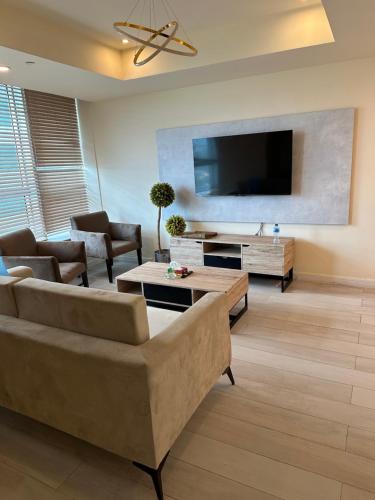 Downtown 2bhk with scenic view - image 12