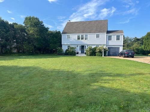 Sunny and spacious 4-bedroom Katama beach house in Edgartown, Vereinigte Staaten von Amerika