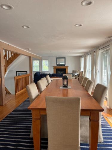 Sunny and spacious 4-bedroom Katama beach house in Edgartown, USA