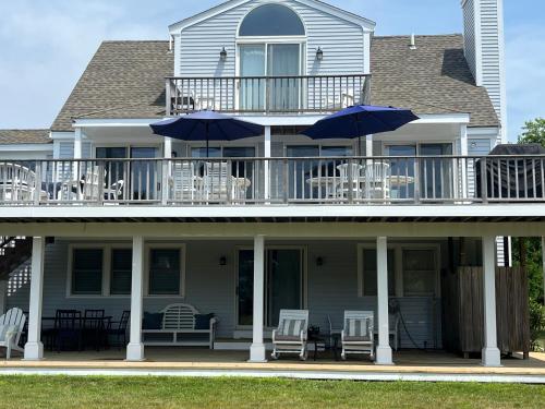 Sunny and spacious 4-bedroom Katama beach house in Edgartown, USA