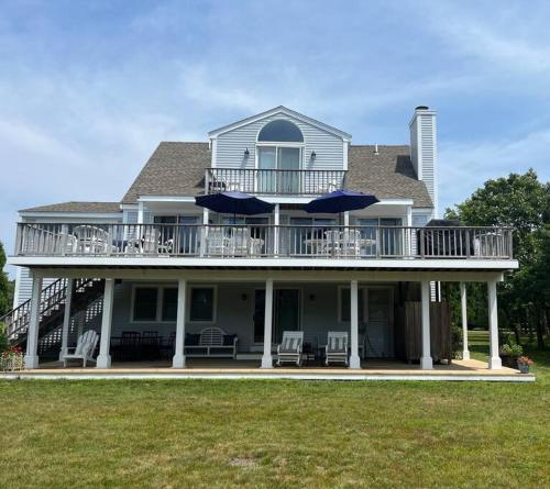 Sunny and spacious 4-bedroom Katama beach house in Edgartown, USA
