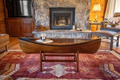 WaterFront Cabin Hot Tub Kayaks Firepit Game Consoles - image 6