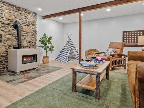 WaterFront Cabin Hot Tub Kayaks Firepit Game Consoles - image 3