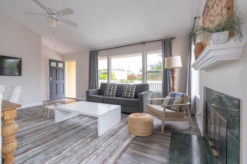 Sunlit La Jolla Village Gem with Peak Ocean Views in San Diego, USA