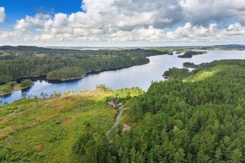 Koselig hytte ved sjøen! in Лінда