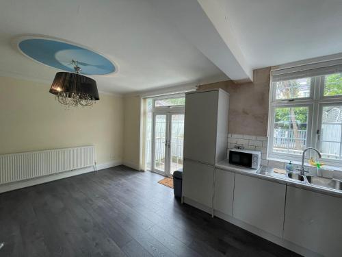 Knowle lane in เวอร์โลว์