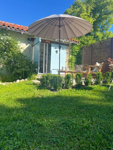 La Colline de Tilleul - De La Colline 4 STAR RATED - Beautiful Cottage Near Aubeterre in Aubeterre-sur-Dronne