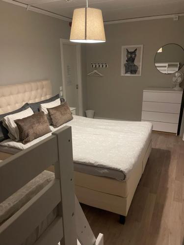 1 queen bed, 1 bunk bed