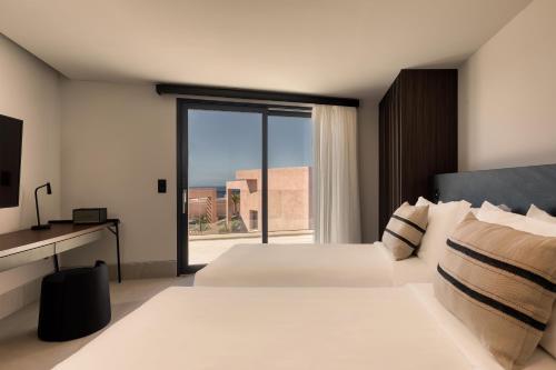 1 queen bed, 2 twin beds