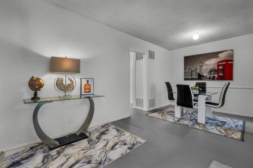 Prime Location 1 Bedroom and Bathroom Retreat in Beverly Hills in Los Angeles, USA