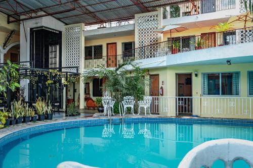 Chambre double, vue sur la piscine