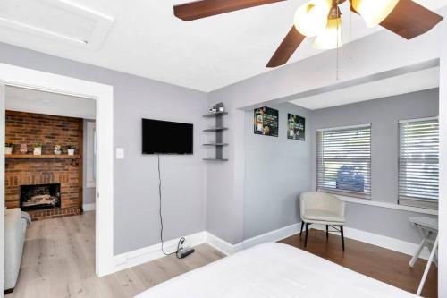Cozy Bungalow with Patio & Grill, Private and Location in Tampa, USA