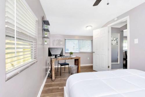 Cozy Bungalow with Patio & Grill, Private and Location in Tampa, USA