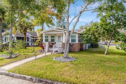 Cozy Bungalow with Patio & Grill, Private and Location in Tampa, USA