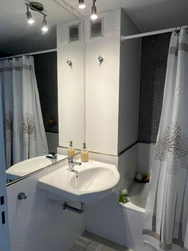 샤워실, Alojate en METRA Puerto Norte, luminoso estudio con pileta, gym y balcon in 라스 말비나스