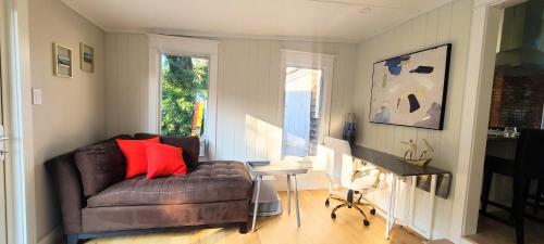 Private 3 bedroom cottage a walk to private beach in Yarmouth, USA