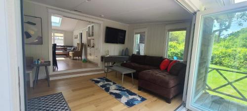 Private 3 bedroom cottage a walk to private beach in Yarmouth, USA