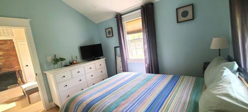 Private 3 bedroom cottage a walk to private beach in Yarmouth, USA