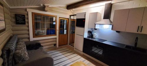 Hirsimökki ja makuuaitta (Hirsimokki ja makuuaitta) in 卡里約基