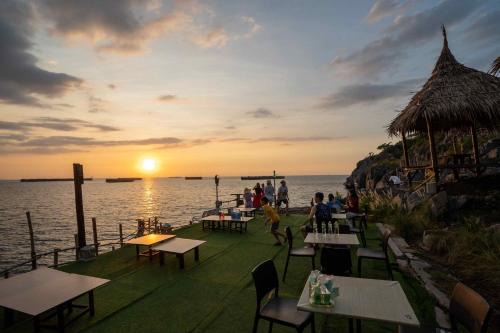 Restaurant, Paree Hut Resort in Koh Si Chang
