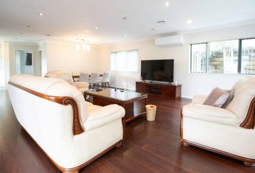 Ruang bersama/area TV, Hillsborough Spacious 3BR with Ensuite -12mins frm Airport in Gunung Roskill