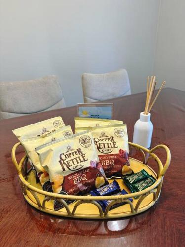 Makanan dan Minuman, Hillsborough Spacious 3BR with Ensuite -12mins frm Airport in Gunung Roskill