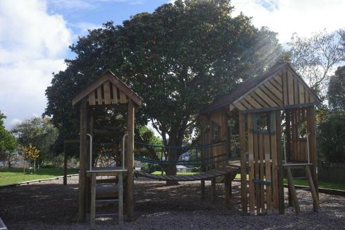 Taman bermain, Hillsborough Spacious 3BR with Ensuite -12mins frm Airport in Gunung Roskill