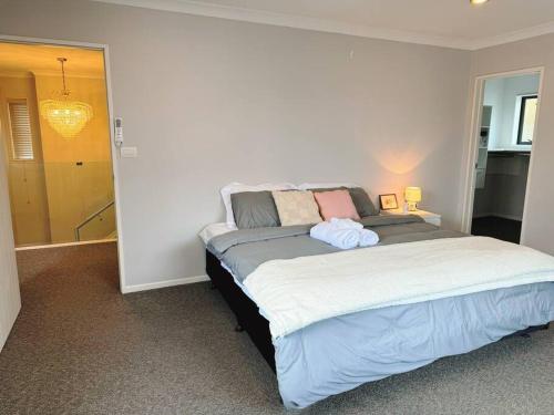 Hillsborough Spacious 3BR with Ensuite -12mins frm Airport