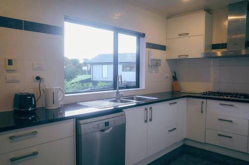 Dapur, Hillsborough Spacious 3BR with Ensuite -12mins frm Airport in Gunung Roskill