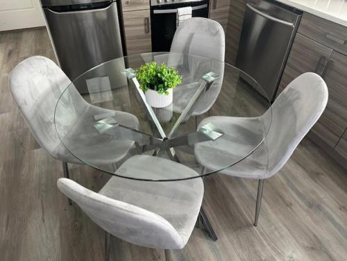 Bright and cozy modern home in Vancouver - central to YVR-Downtown - Free Private Parking in Vancouver, Canada