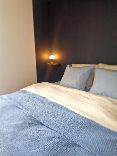1 queen bed, 1 twin bed