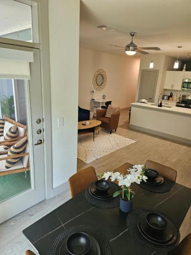 Gorgeous Condo facing the Riverwalk with a King Suite in San Antonio, USA