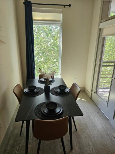 Gorgeous Condo facing the Riverwalk with a King Suite in San Antonio, USA