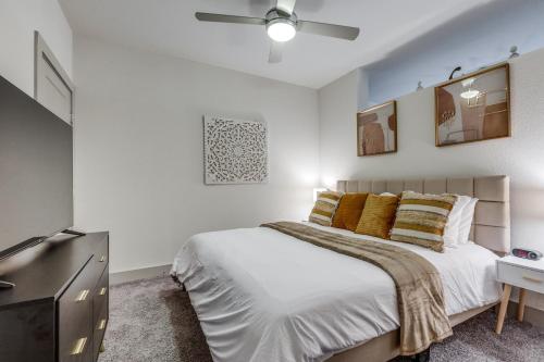 Gorgeous Condo facing the Riverwalk with a King Suite in San Antonio, USA