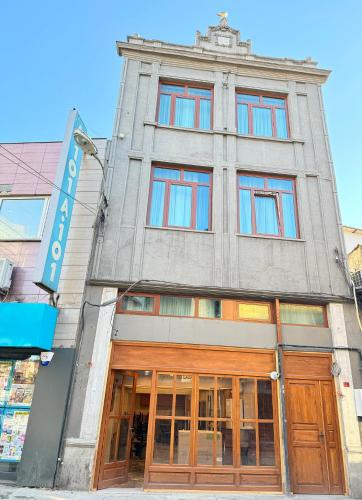 Riverside Hotel - image 11