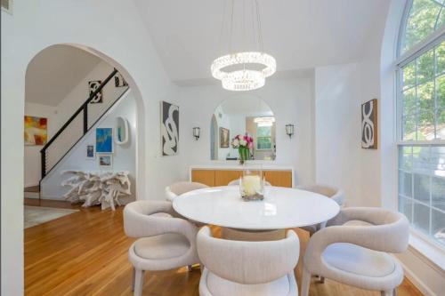 Iekārtas, Villa Baloch- w/ Sparkling heated pool in Northwest Harbor (NY)