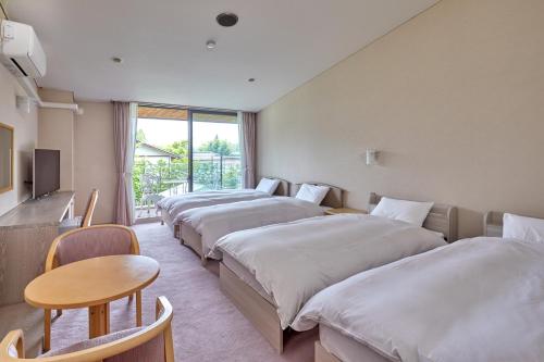 Quadruple Western style room with Garden View