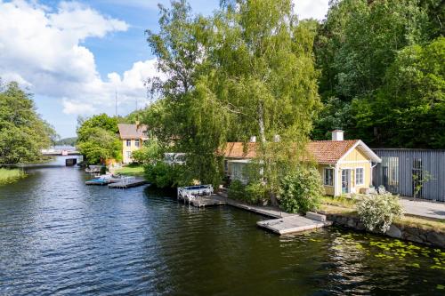 Beautiful luxury family home surrounded by nature and water and only 15 minutes from city center, Stockholm (fotografie 4)