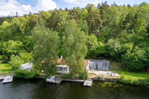 Beautiful luxury family home surrounded by nature and water and only 15 minutes from city center, Stockholm (fotografie 9)