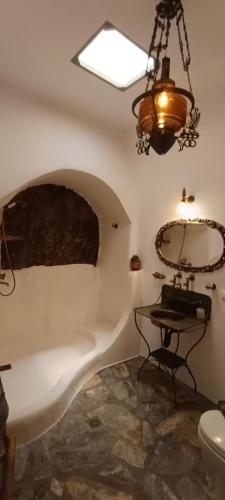 Aliori art caves - image 10