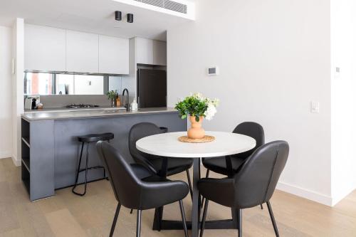 One-Bedroom Apartment with Study image 2