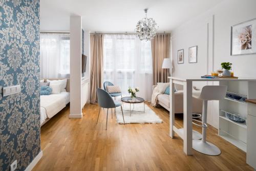 Charming 2x 1-BR studios 950 m from Central Station, bedroom & separate living room, Varsavia